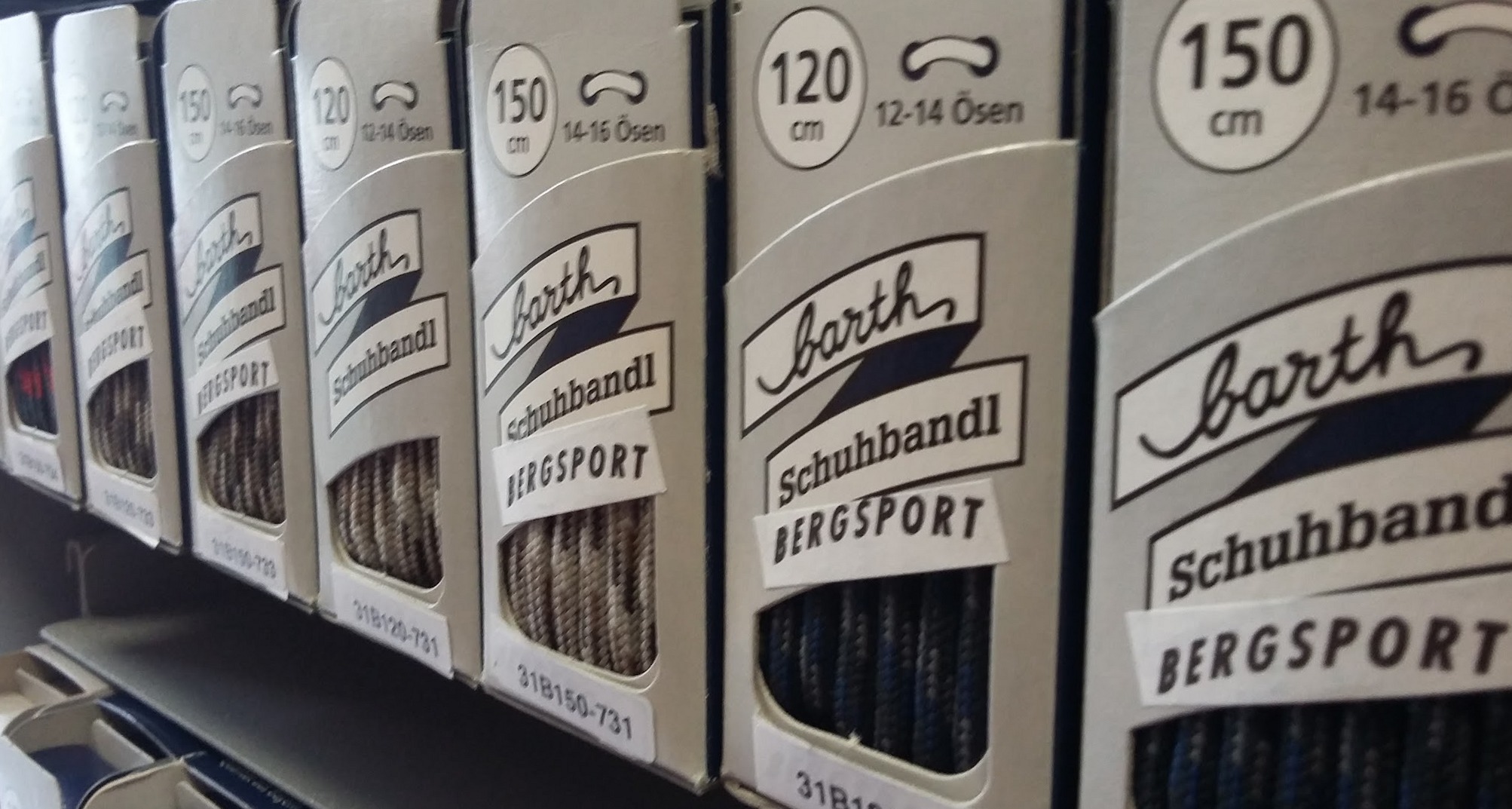 Een schap met veters van Barth in verschillende lengtes