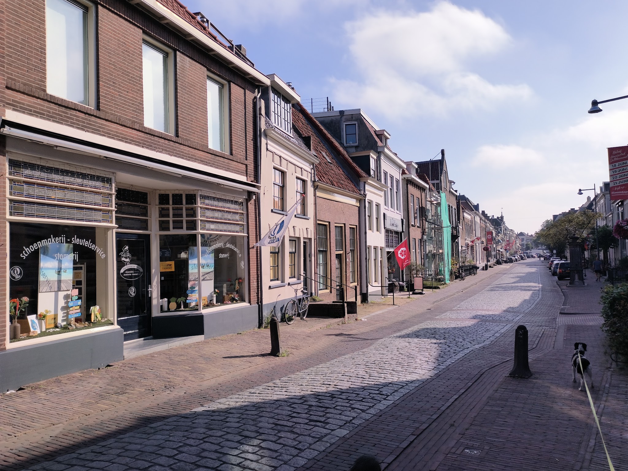 De Gamerschestraat in Zaltbommel met links de winkel van de schoenmakerij